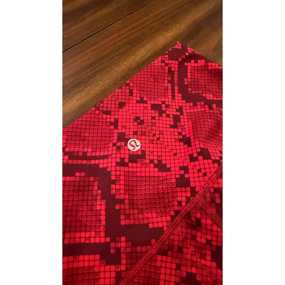Lululemon Red Snakeskin High Rise Yoga Shorts Size 4 Burgundy Animal Print - Picture 13 of 16